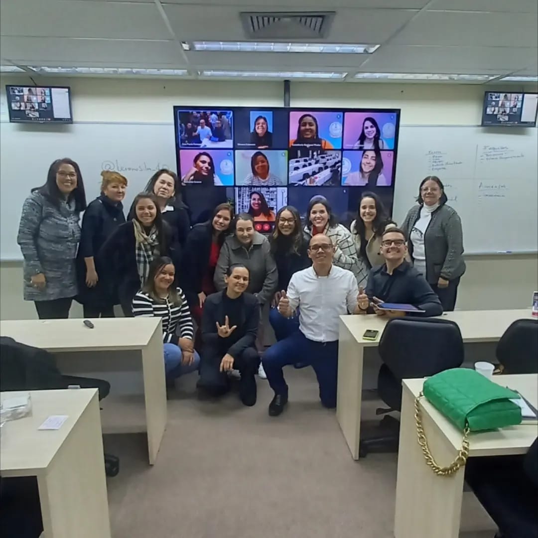 Treinamento híbrido com participantes presenciais e virtuais
