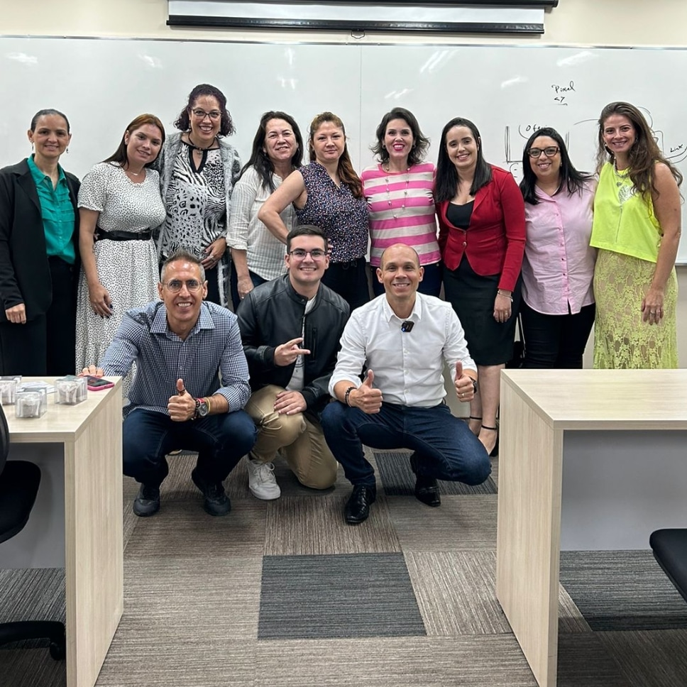 Equipe de participantes em sala moderna